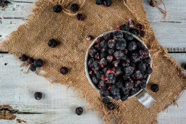 Rustik eski kupa dondurulmuş yaban mersini ve kuş üzümü