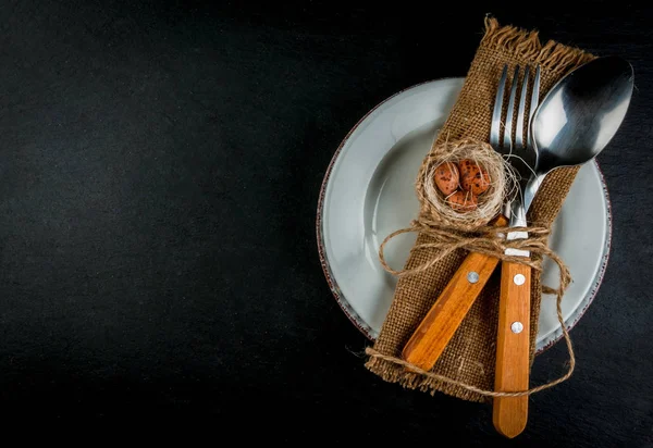 Primavera Pasqua bianco tavolo in legno impostazione — Foto Stock