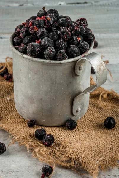 Taza vieja rústica con arándanos congelados y grosellas — Foto de Stock