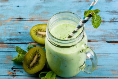 Yeşil yüzlü veya mason kavanoza milkshake yenileme