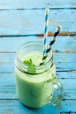 Yeşil yüzlü veya mason kavanoza milkshake yenileme