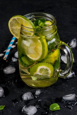 Mojito bir mason kavanoza limonlu