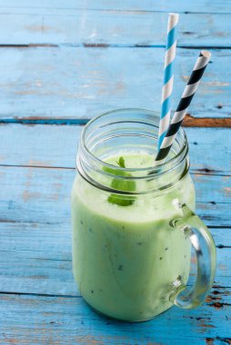 Serinletici yaz yeşil yüzlü