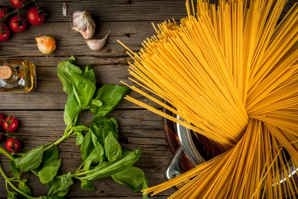 Makarna yapmak için malzemeler.