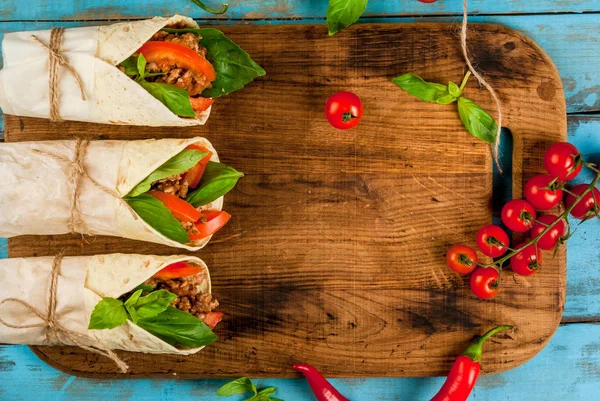 Tortilla com carne bovina e legumes — Fotografia de Stock