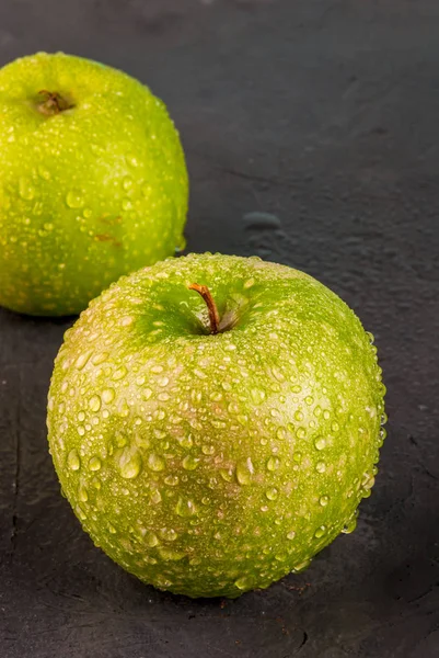 Свіжі сирі зелені яблука — стокове фото
