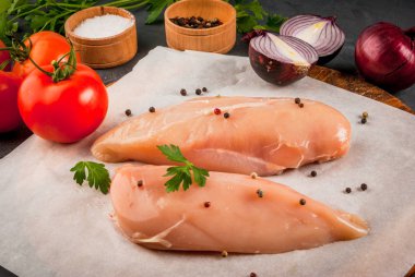 Çiğ çiğ tavuk göğsü