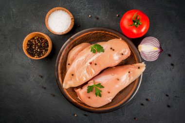 Çiğ çiğ tavuk göğsü