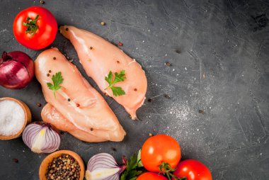 Çiğ çiğ tavuk göğsü