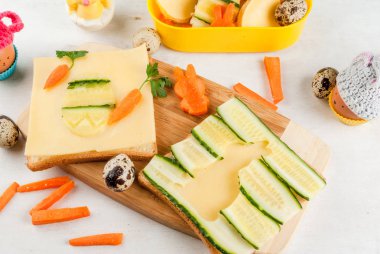 Komik kahvaltı ya da akşam yemeğinde bir çocuk için Paskalya