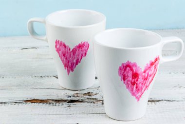 İki kahve bardağı yürekleri rujla boyalı