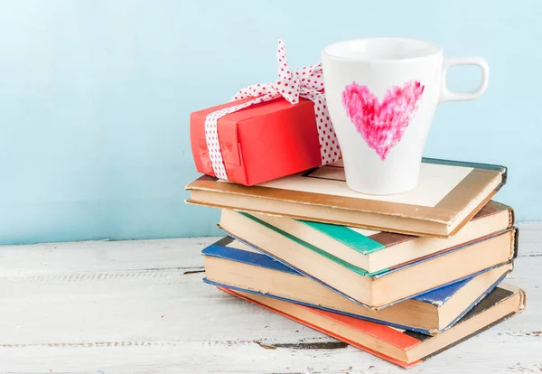 Tazas de regalo y café con corazón pintado con lápiz labial — Foto de Stock