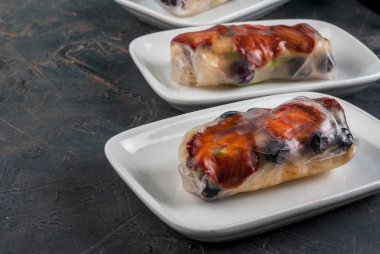 Tatlı meyve ve çilek ile Çin böreği