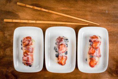 Tatlı meyve ve çilek ile Çin böreği