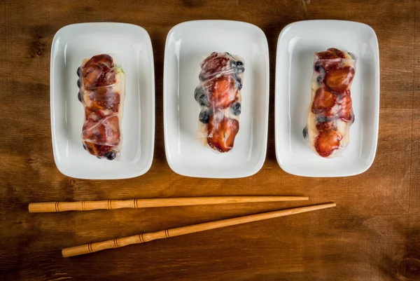 Tatlı meyve ve çilek ile Çin böreği