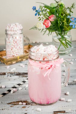 Pembe sıcak çikolata hatmi ile