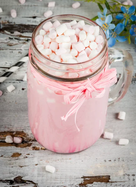 Pembe sıcak çikolata hatmi ile