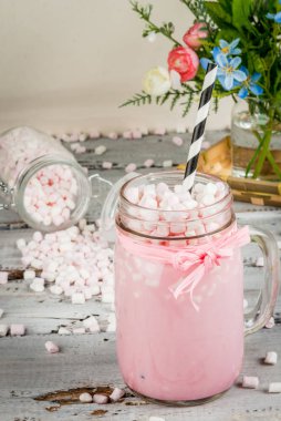 Pembe sıcak çikolata hatmi ile