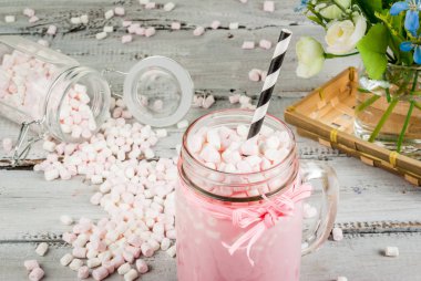 Pembe sıcak çikolata hatmi ile