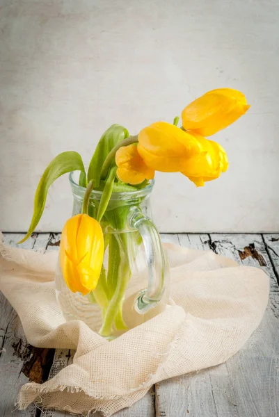 Ramo de flores de primavera tulipanes — Foto de Stock