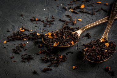 Çeşitli kaşık kuru çay