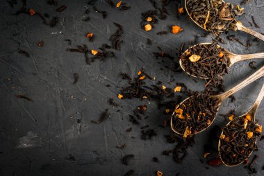 Çeşitli kaşık kuru çay