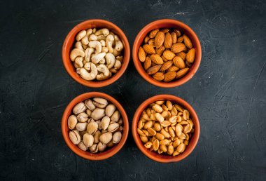 Farklı fındık ile dört kase 