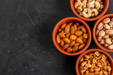 Farklı fındık ile dört kase 