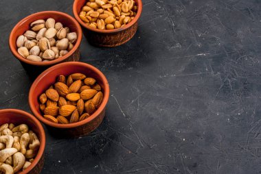 Farklı fındık ile dört kase 