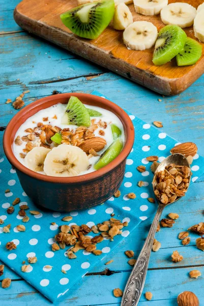 Здоровый завтрак: йогурт с мюсли, бананом и киви — стоковое фото