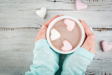 Sıcak çikolata marshmallow'ın yürekleri içme kız