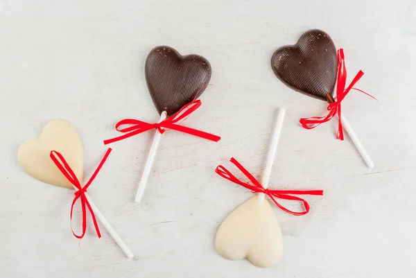 Chocolade hart snoepjes op witte tafel — Stockfoto
