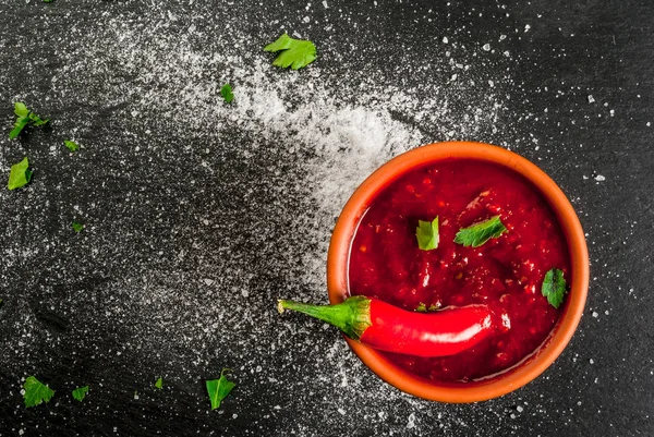 Hete Tabasco saus in een kom — Stockfoto