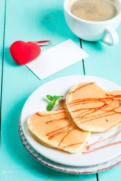 Valentine's breakfast with pancakes — Stock Photo, Image