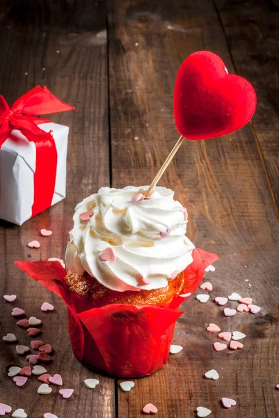 Подарок и сладкий торт на День Святого Валентина — стоковое фото