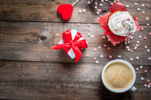 Ziua Sfântului Valentin. Cafea, tort cu cremă și presărări de zahăr — Fotografie, imagine de stoc