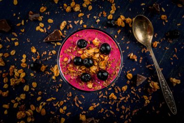 Yoğurt, meyve yüzlü sağlıklı tatlı