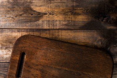 Bir kesme tahtası ile koyu ahşap masa