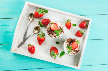 Çilekli ve naneli cheesecake.