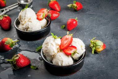 Vanilyalı dondurma çilek ve nane ile