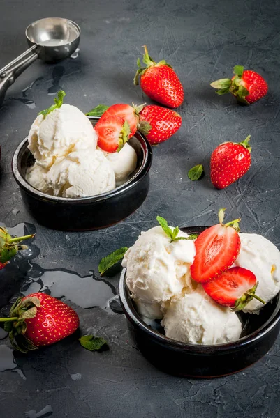 Παγωτό βανίλια με φράουλες και δυόσμο — Φωτογραφία Αρχείου