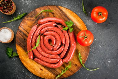 Ev yapımı çiğ Dana sosis