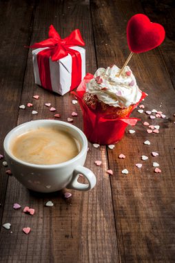 St. Valentine's Day. Kahve, krema ve şeker ile pasta sprinkles