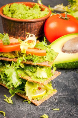 Diyet sandviç guacamole ve taze sebze ile