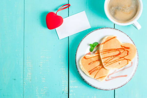 Valentinstagsfrühstück mit Pfannkuchen — Stockfoto