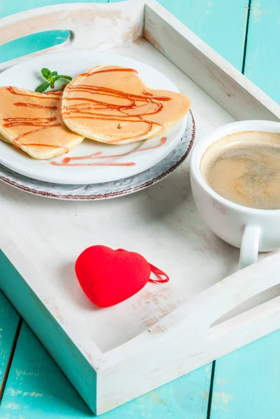 Walentynkowe śniadanie obejmujące naleśniki — Zdjęcie stockowe