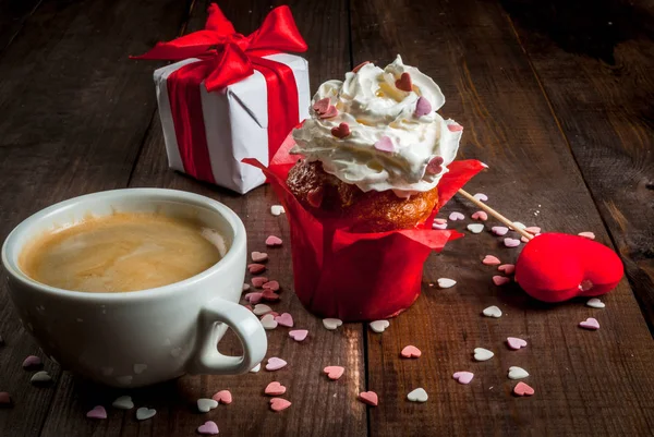 Valentinstag. Kaffee, Kuchen mit Sahne und Zuckerstreusel — Stockfoto