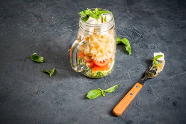 Mason kavanoza makarna salatası