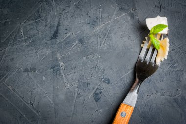 Çatal ile makarna farfalle