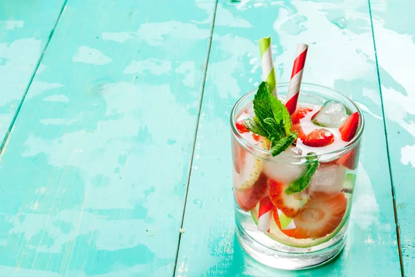 Mojito refrescante de verão com morango — Fotografia de Stock